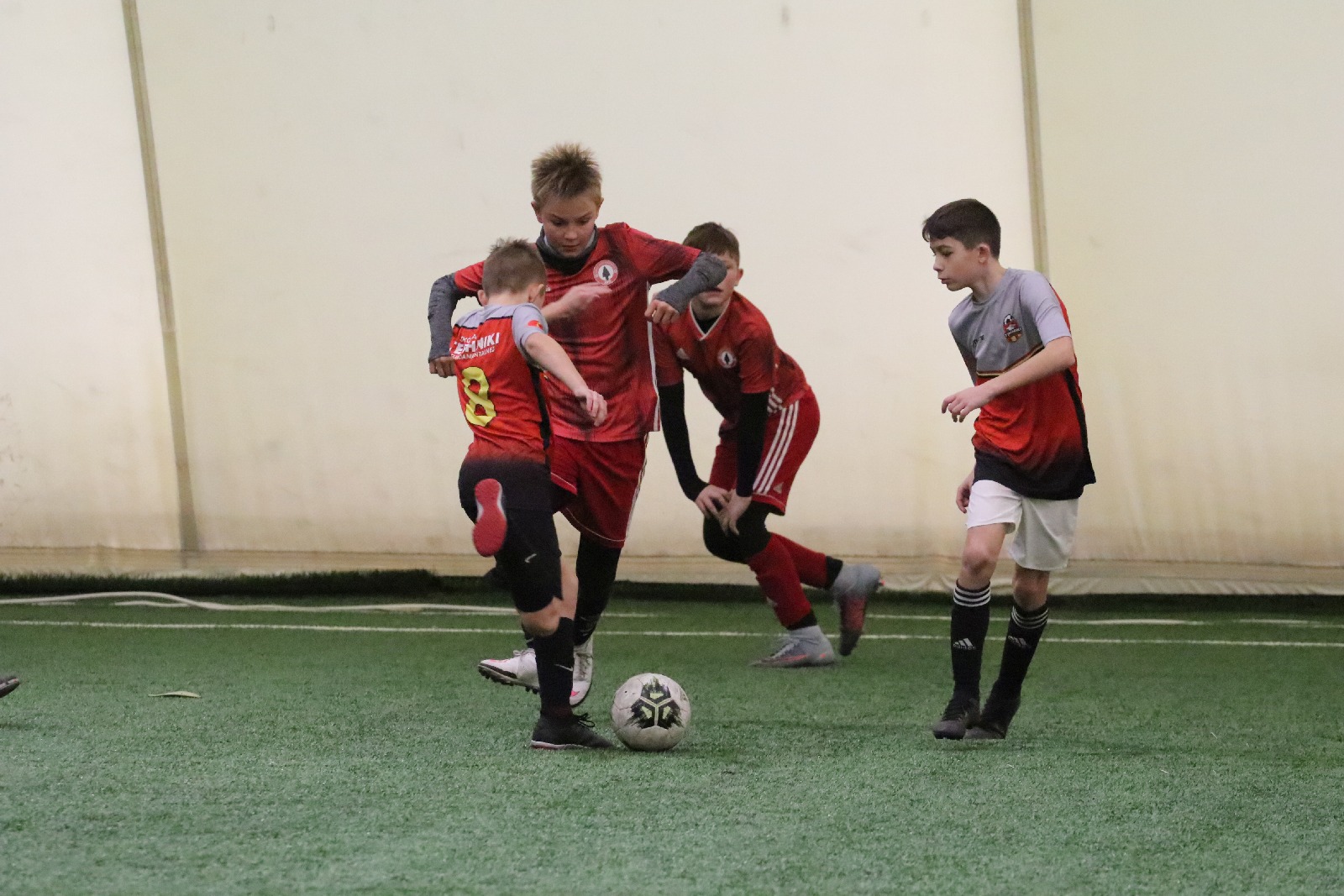 Pod balonem rozegrano mikołajkowy turniej dla dzieci cz2