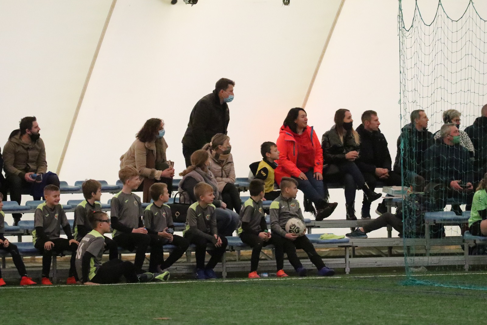 Pod balonem rozegrano mikołajkowy turniej dla dzieci cz2