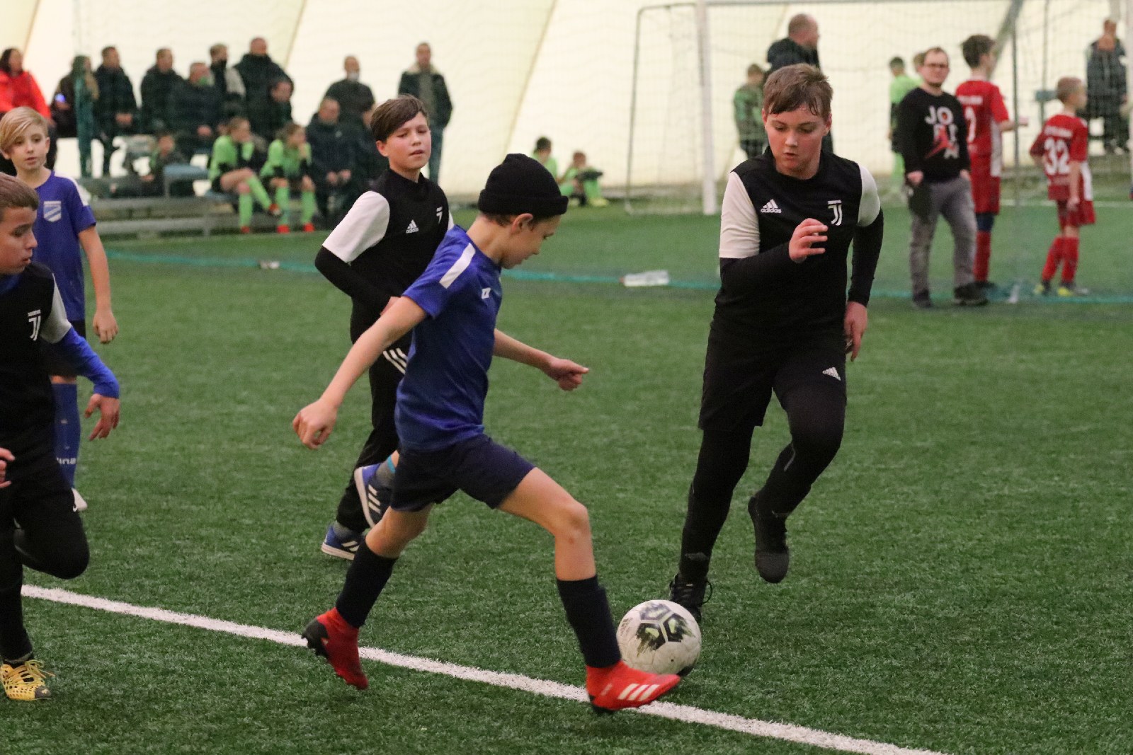 Pod balonem rozegrano mikołajkowy turniej dla dzieci cz2