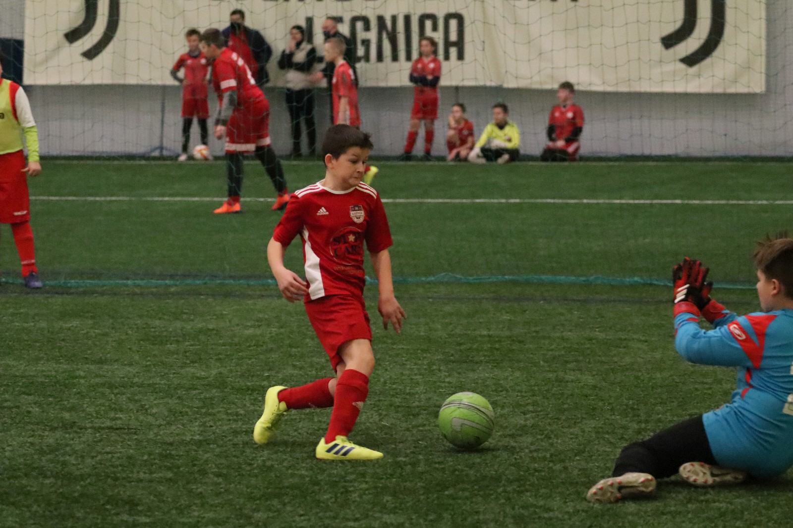 Pod balonem rozegrano mikołajkowy turniej dla dzieci cz2