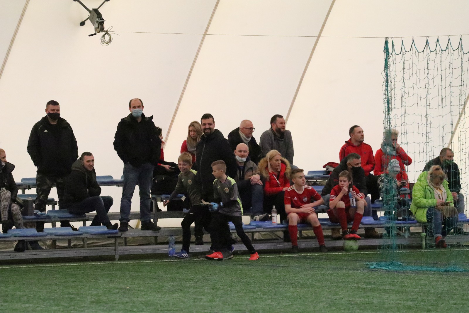 Pod balonem rozegrano mikołajkowy turniej dla dzieci cz2