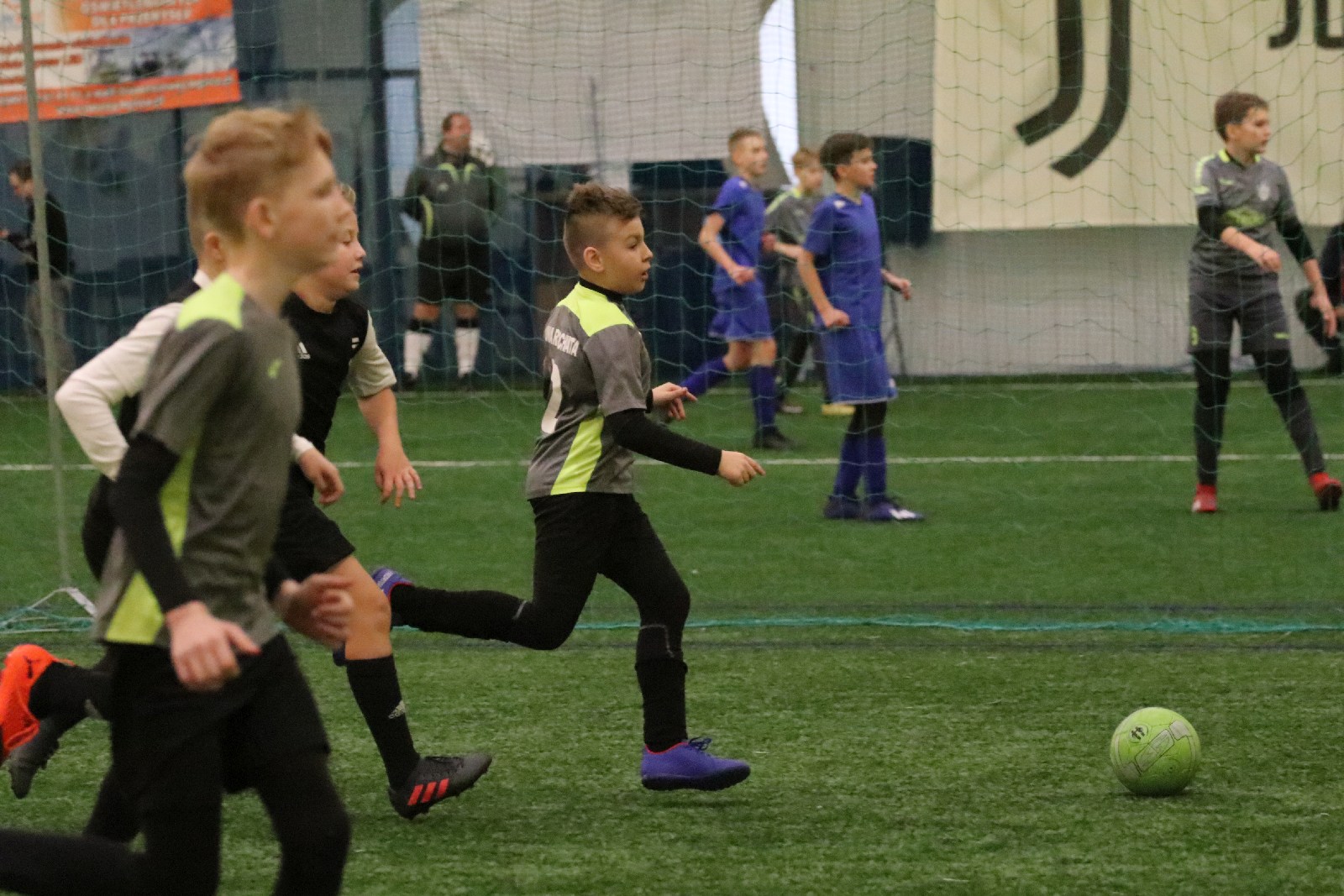 Pod balonem rozegrano mikołajkowy turniej dla dzieci cz2
