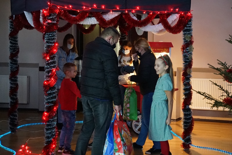 Mikołaj gości w gminie Kunice ku uciesze najmłodszych cz3	