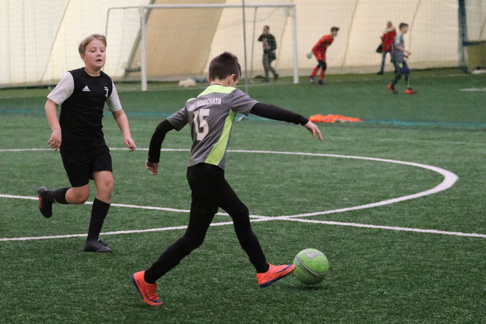 Pod balonem rozegrano mikołajkowy turniej dla dzieci cz2