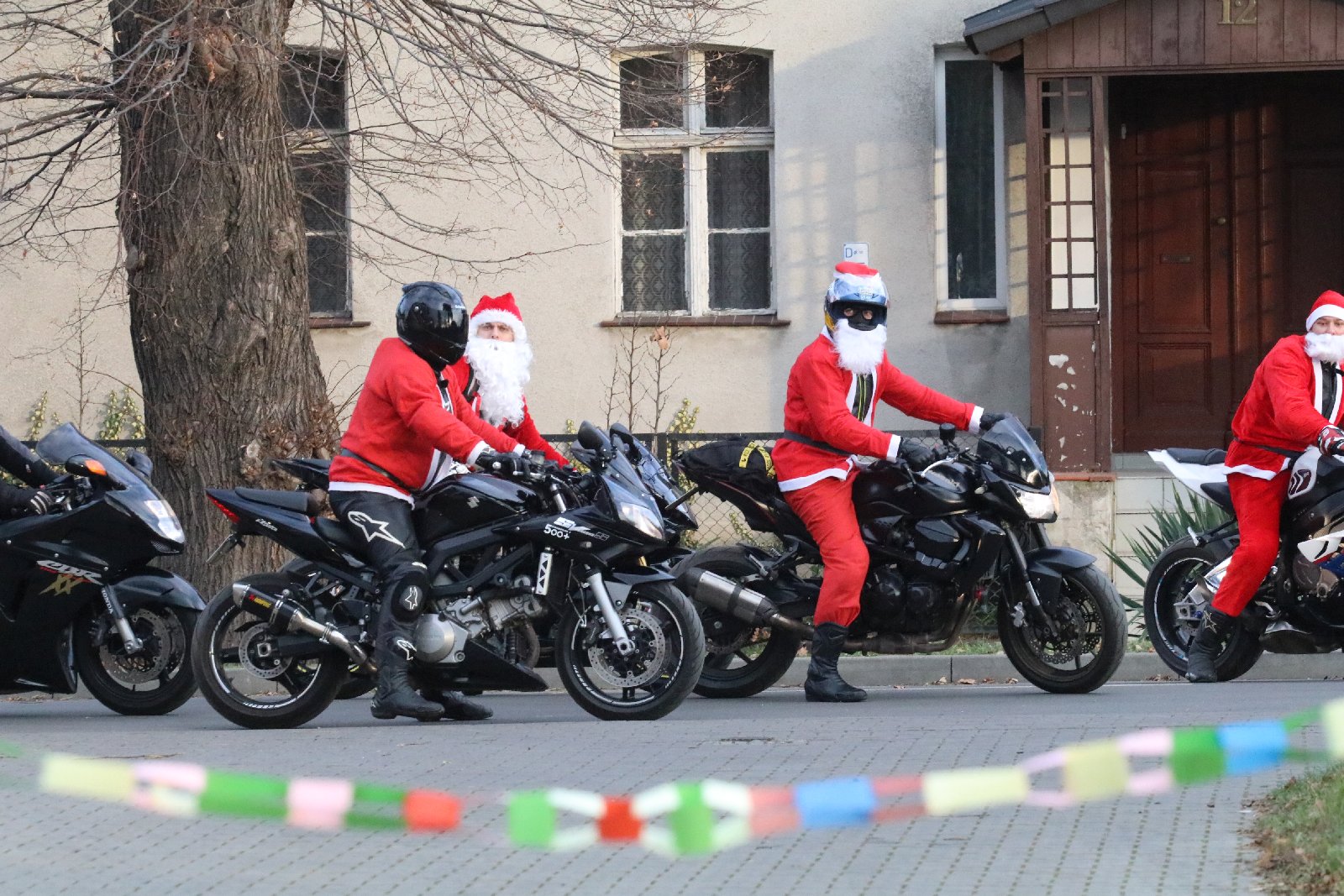 Mikołaje na motocyklach przyjechali do Domu Dziecka
