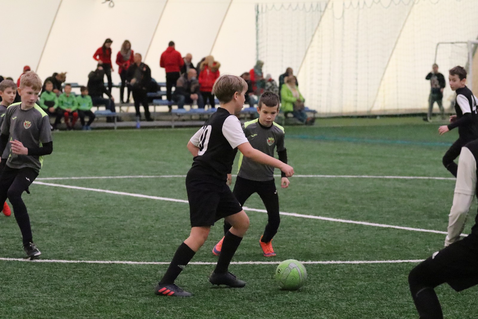 Pod balonem rozegrano mikołajkowy turniej dla dzieci cz2