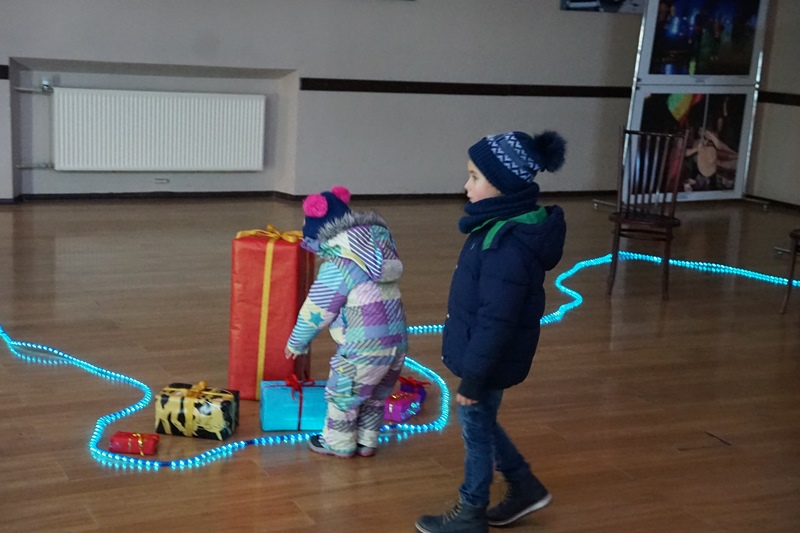 Mikołaj gości w gminie Kunice ku uciesze najmłodszych cz3	