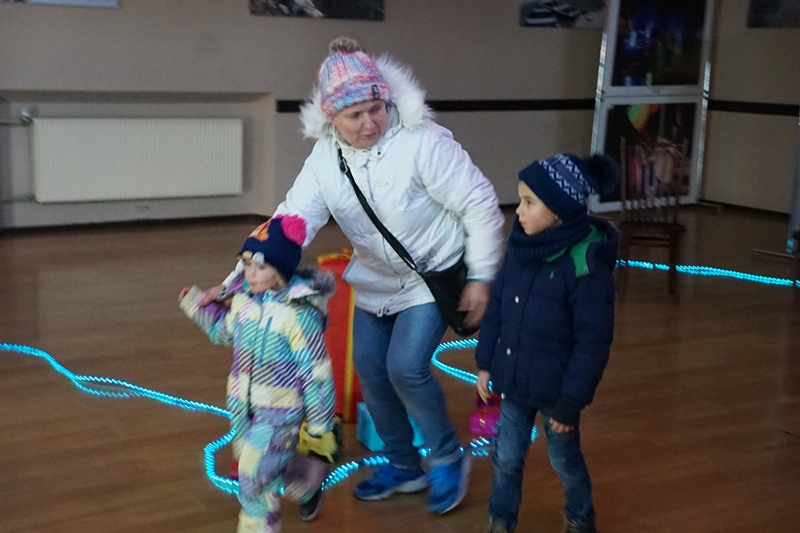 Mikołaj gości w gminie Kunice ku uciesze najmłodszych cz3	
