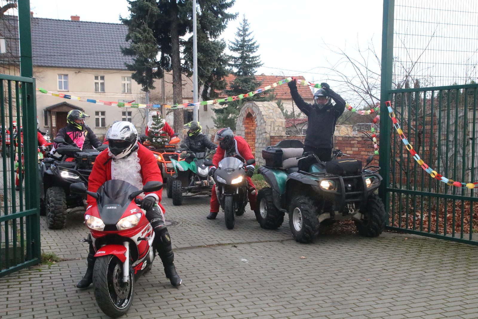 Mikołaje na motocyklach przyjechali do Domu Dziecka