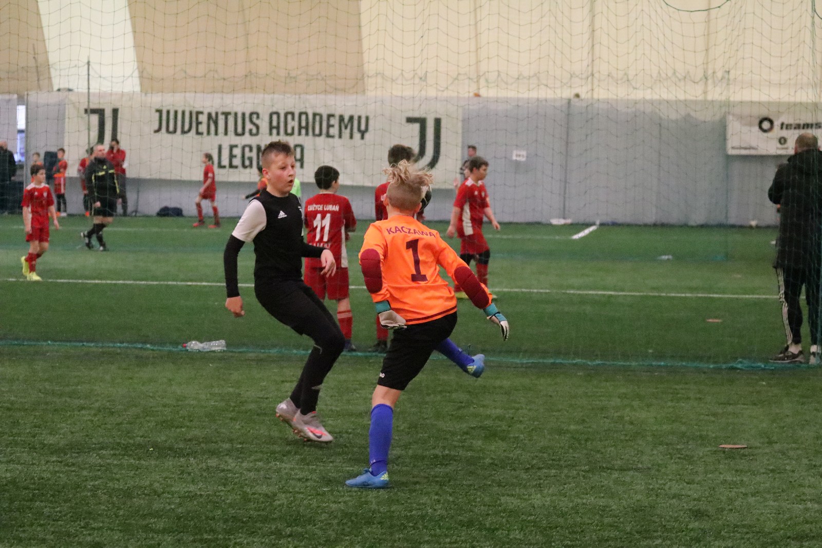 Pod balonem rozegrano mikołajkowy turniej dla dzieci cz2