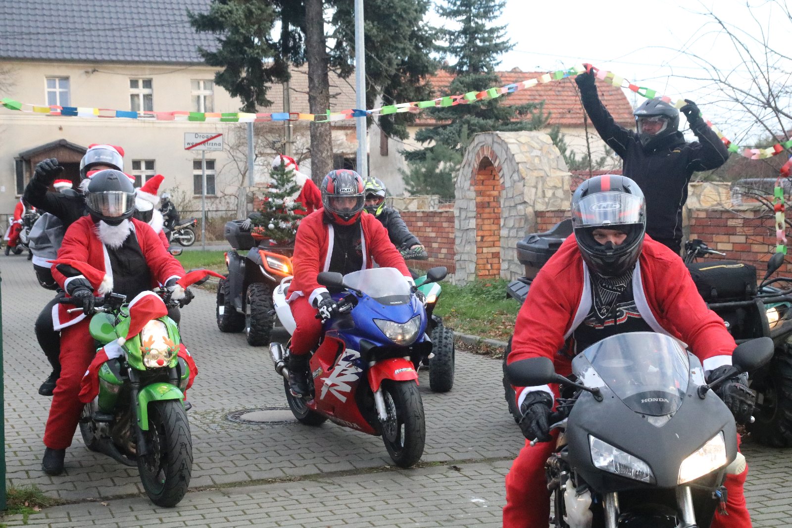 Mikołaje na motocyklach przyjechali do Domu Dziecka