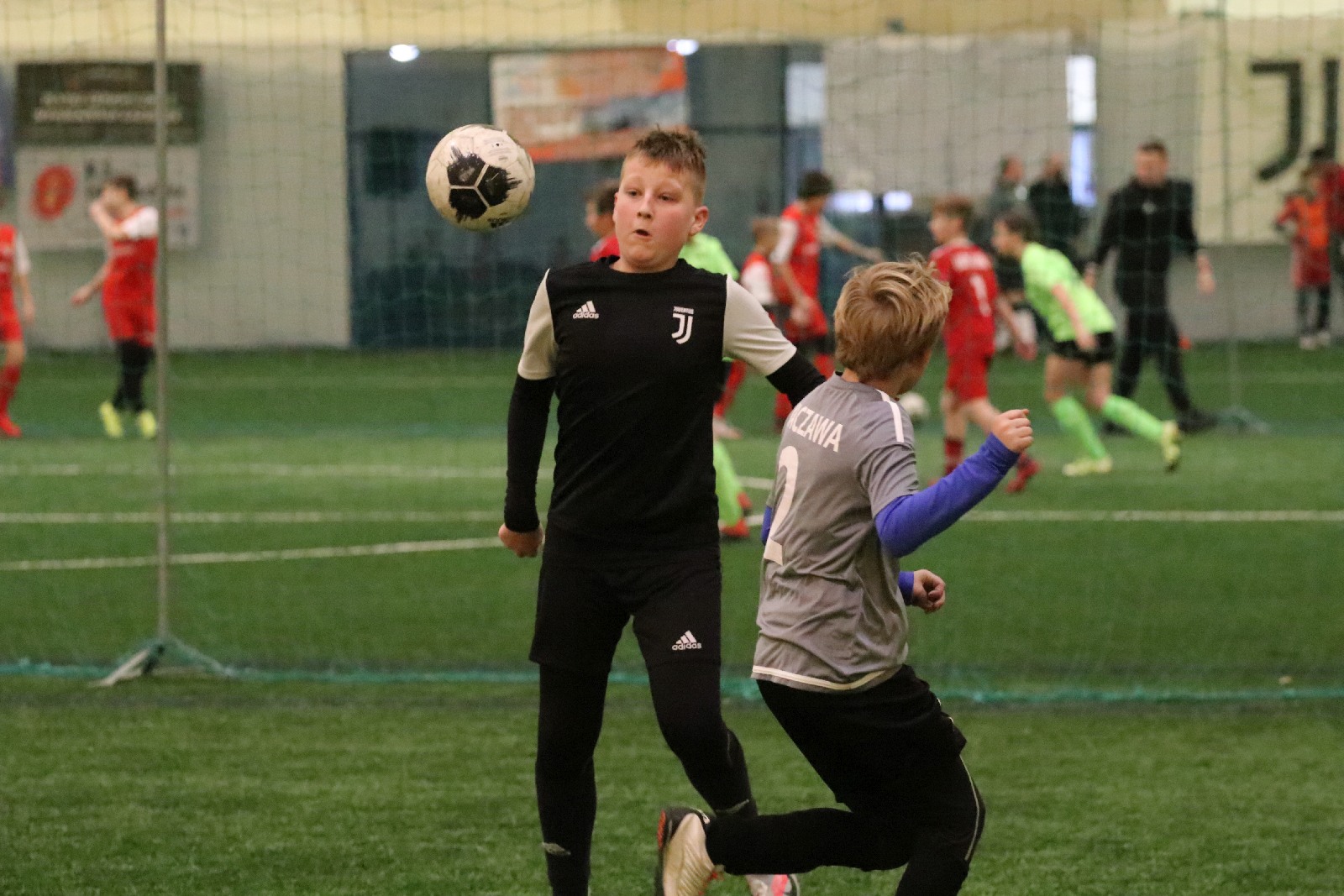 Pod balonem rozegrano mikołajkowy turniej dla dzieci cz2