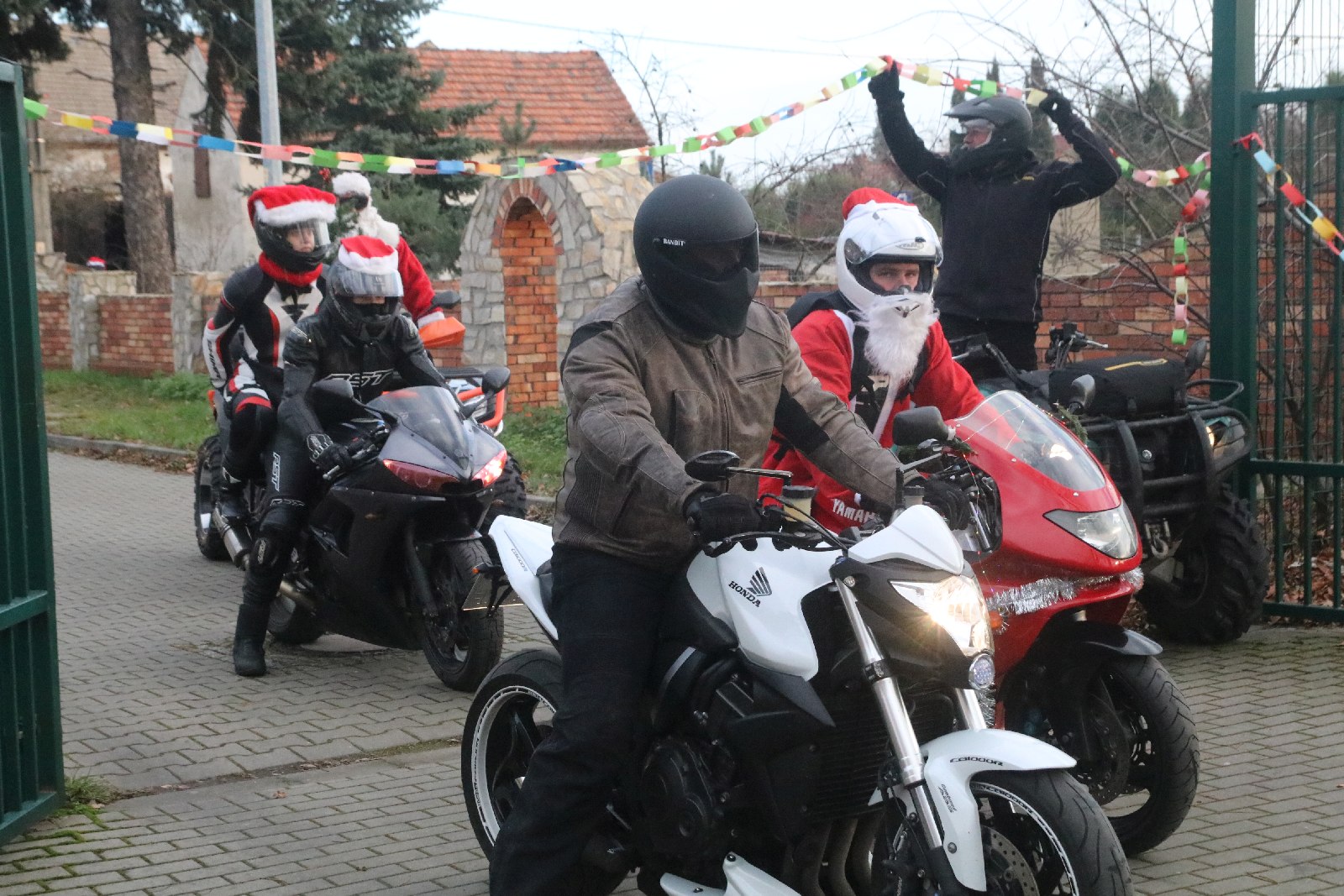 Mikołaje na motocyklach przyjechali do Domu Dziecka