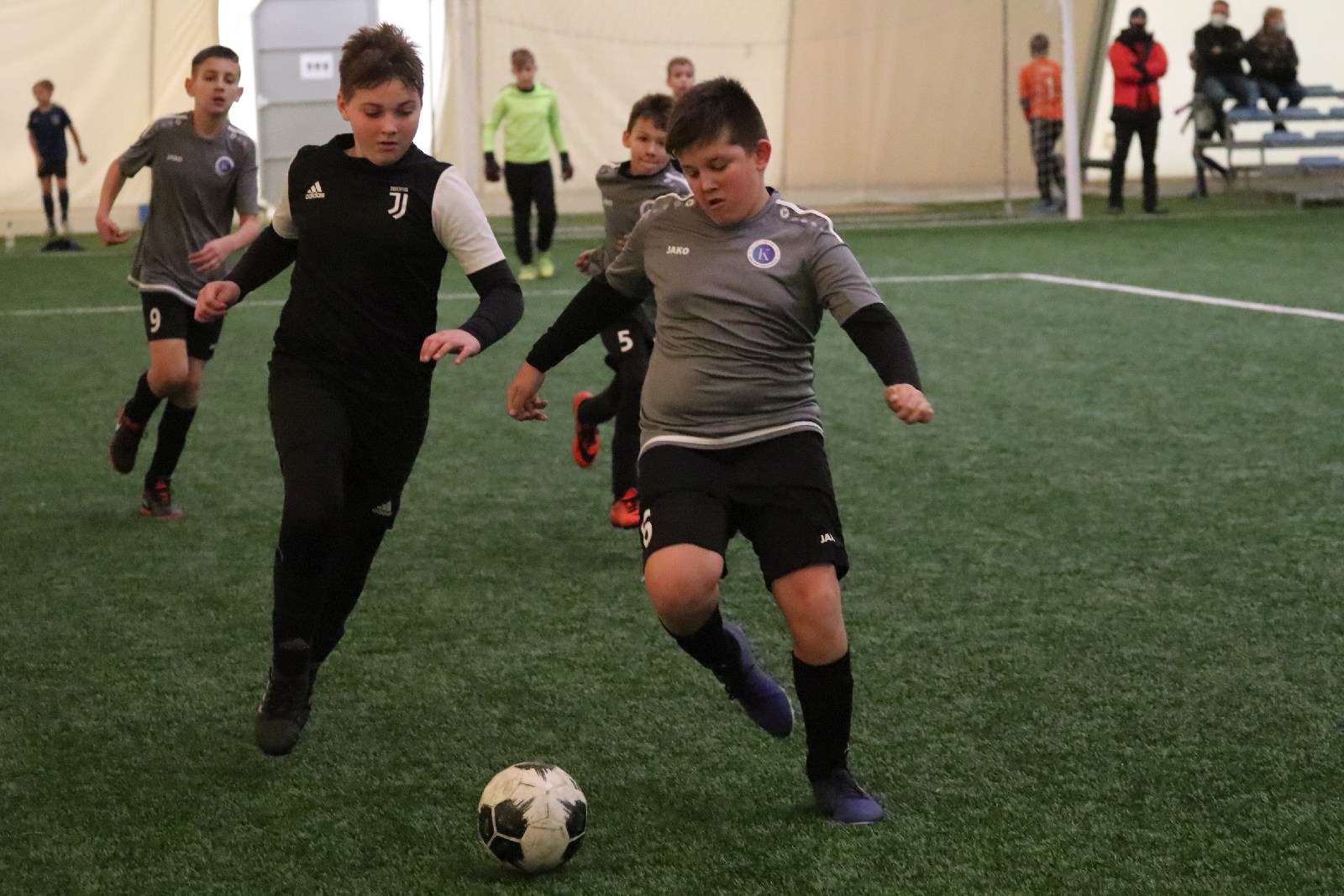 Pod balonem rozegrano mikołajkowy turniej dla dzieci cz2
