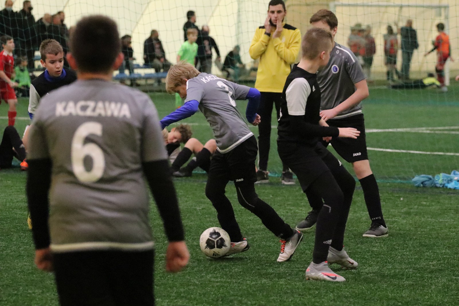 Pod balonem rozegrano mikołajkowy turniej dla dzieci cz2