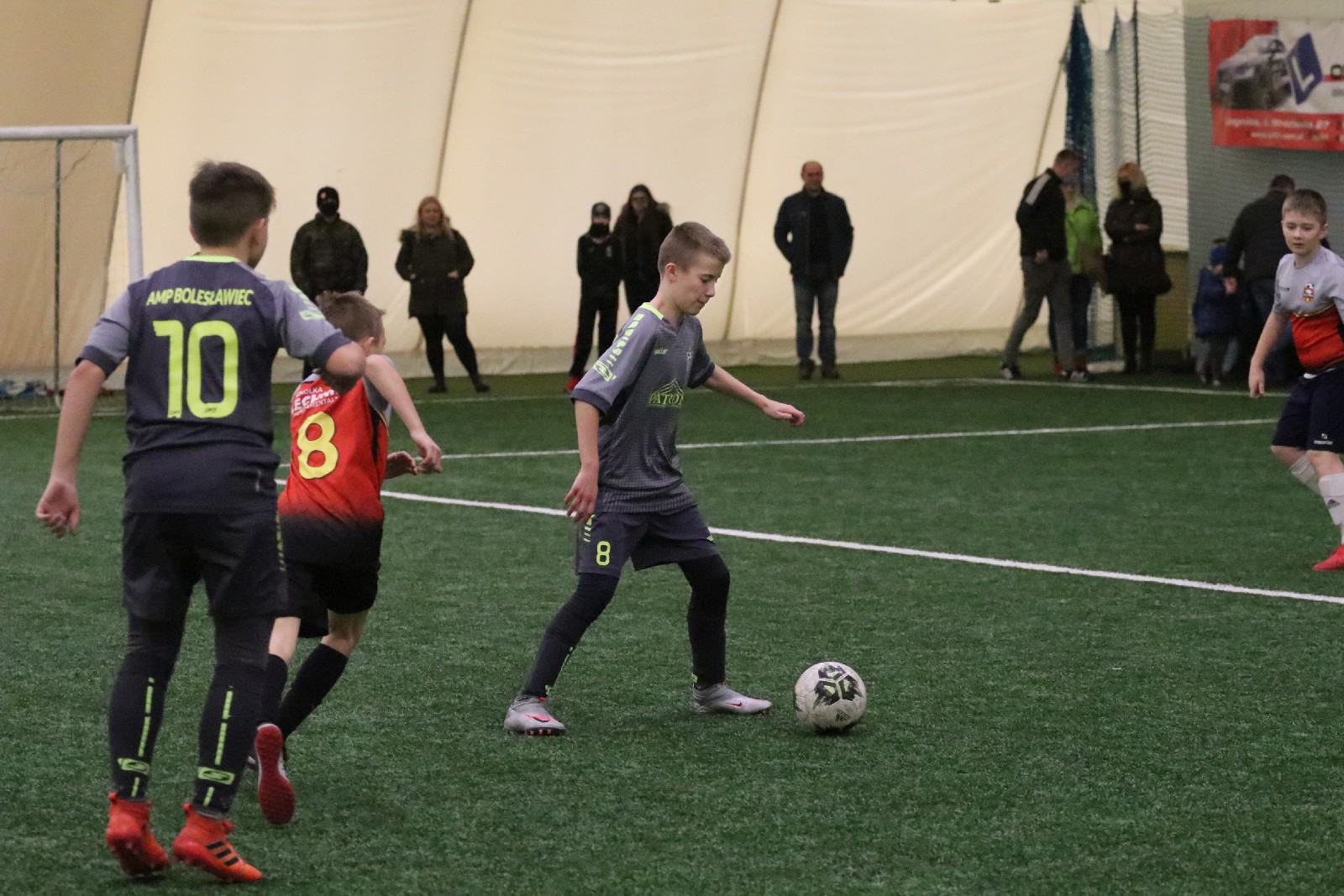 Pod balonem rozegrano mikołajkowy turniej dla dzieci cz2