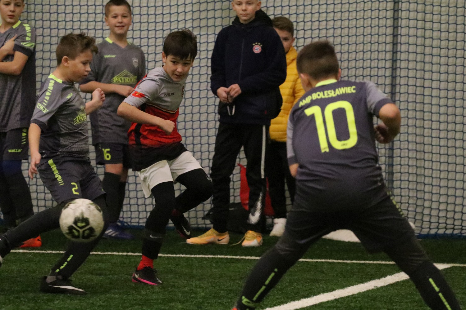 Pod balonem rozegrano mikołajkowy turniej dla dzieci cz2
