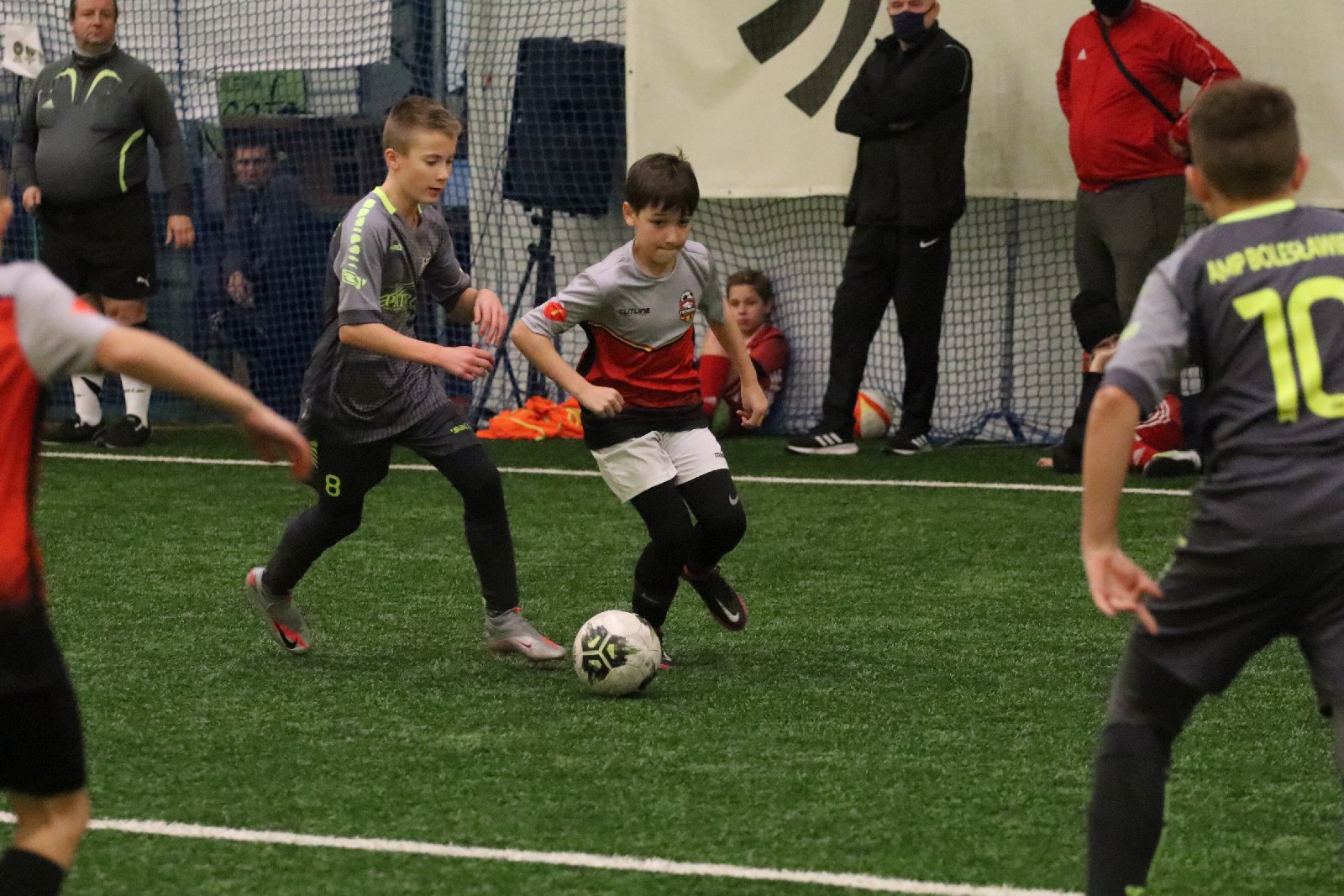 Pod balonem rozegrano mikołajkowy turniej dla dzieci cz2