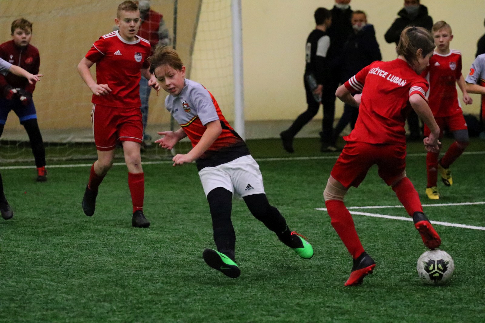 Pod balonem rozegrano mikołajkowy turniej dla dzieci cz2