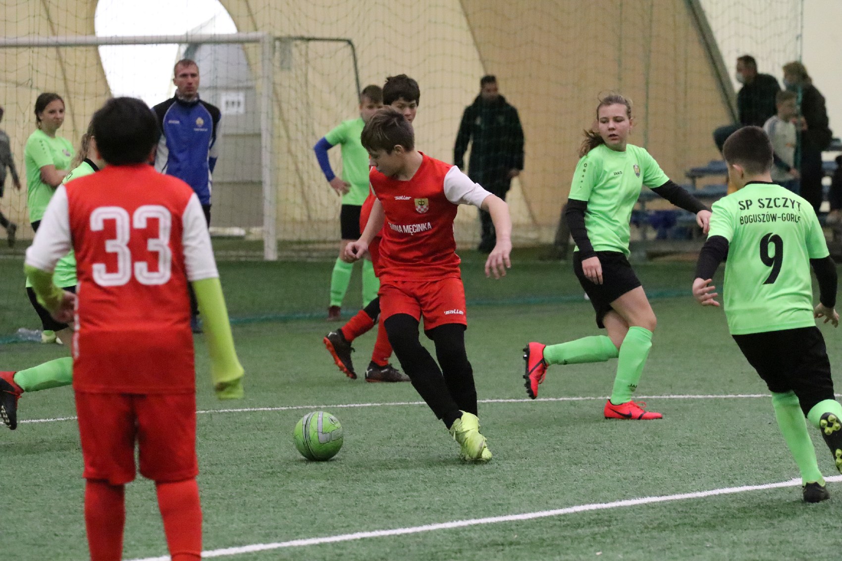 Pod balonem rozegrano mikołajkowy turniej dla dzieci cz2