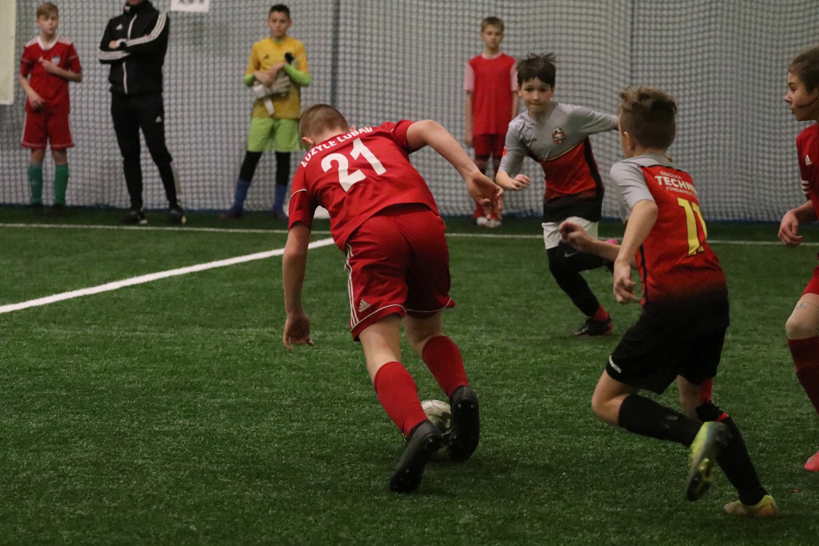 Pod balonem rozegrano mikołajkowy turniej dla dzieci cz2