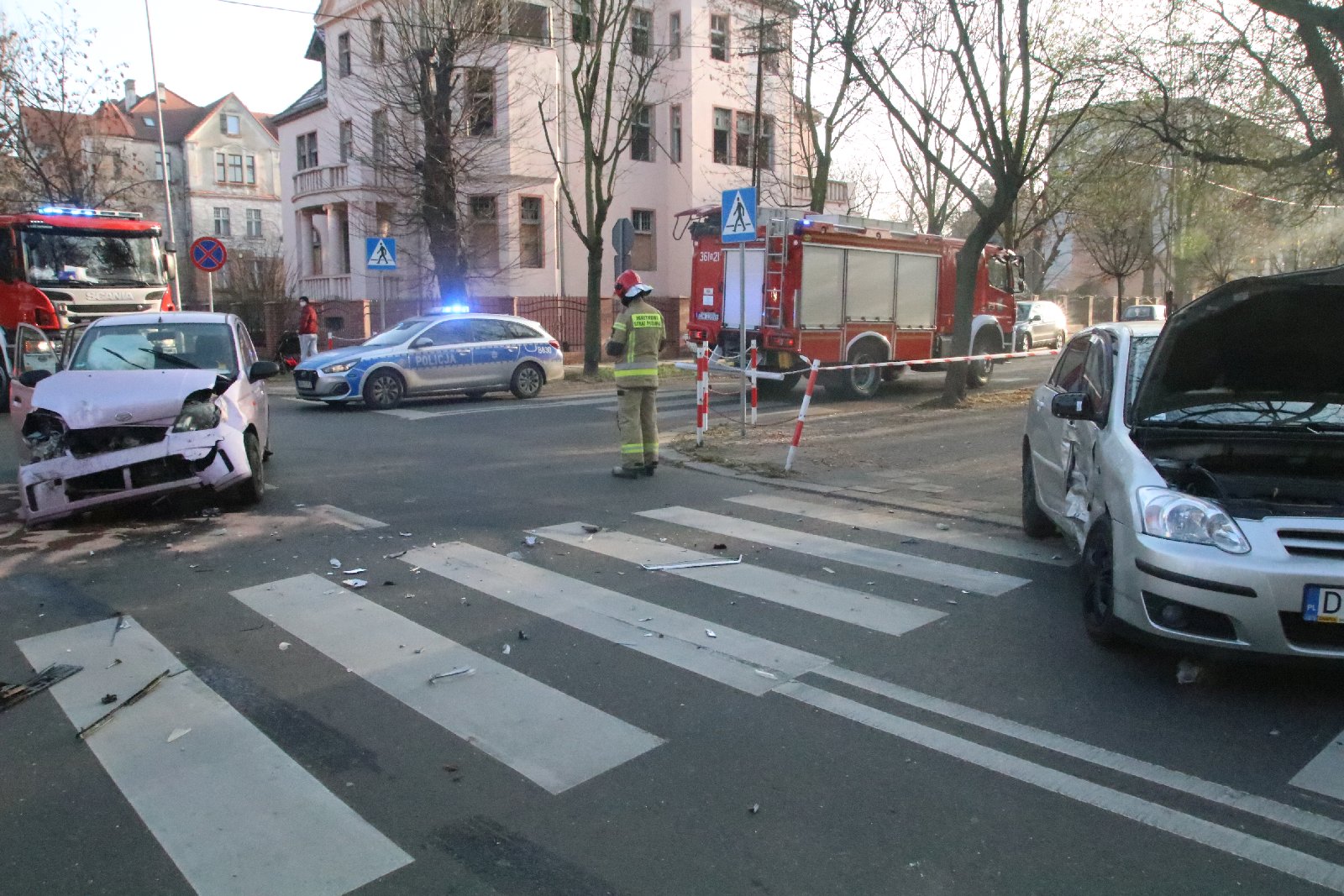Wypadek na Rataja. Dwie osoby odwiezione do szpitala