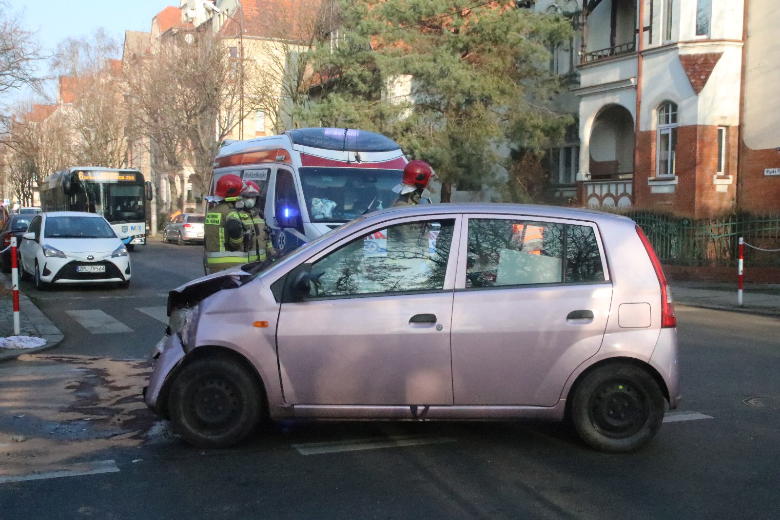 Wypadek na Rataja. Dwie osoby odwiezione do szpitala