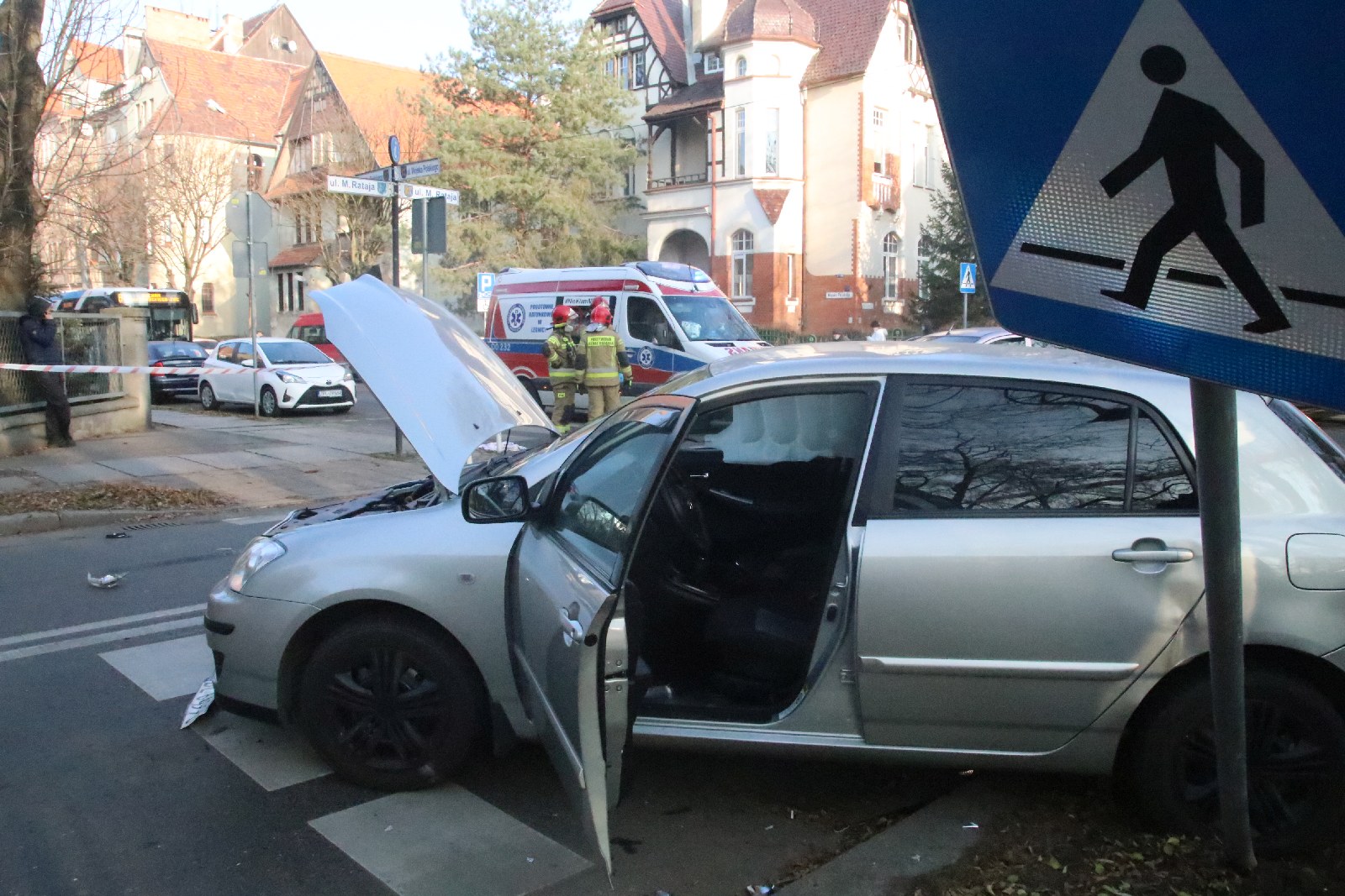 Wypadek na Rataja. Dwie osoby odwiezione do szpitala
