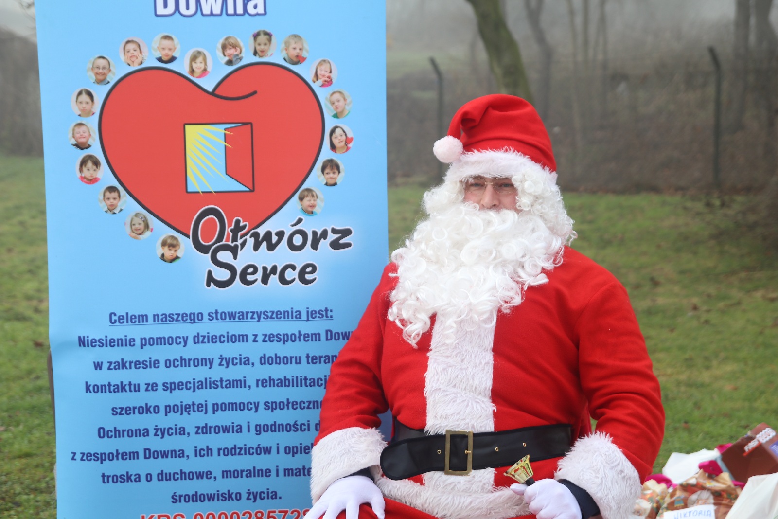 Pandemia nie przeszkodziła mu obdarować dzieci prezentami