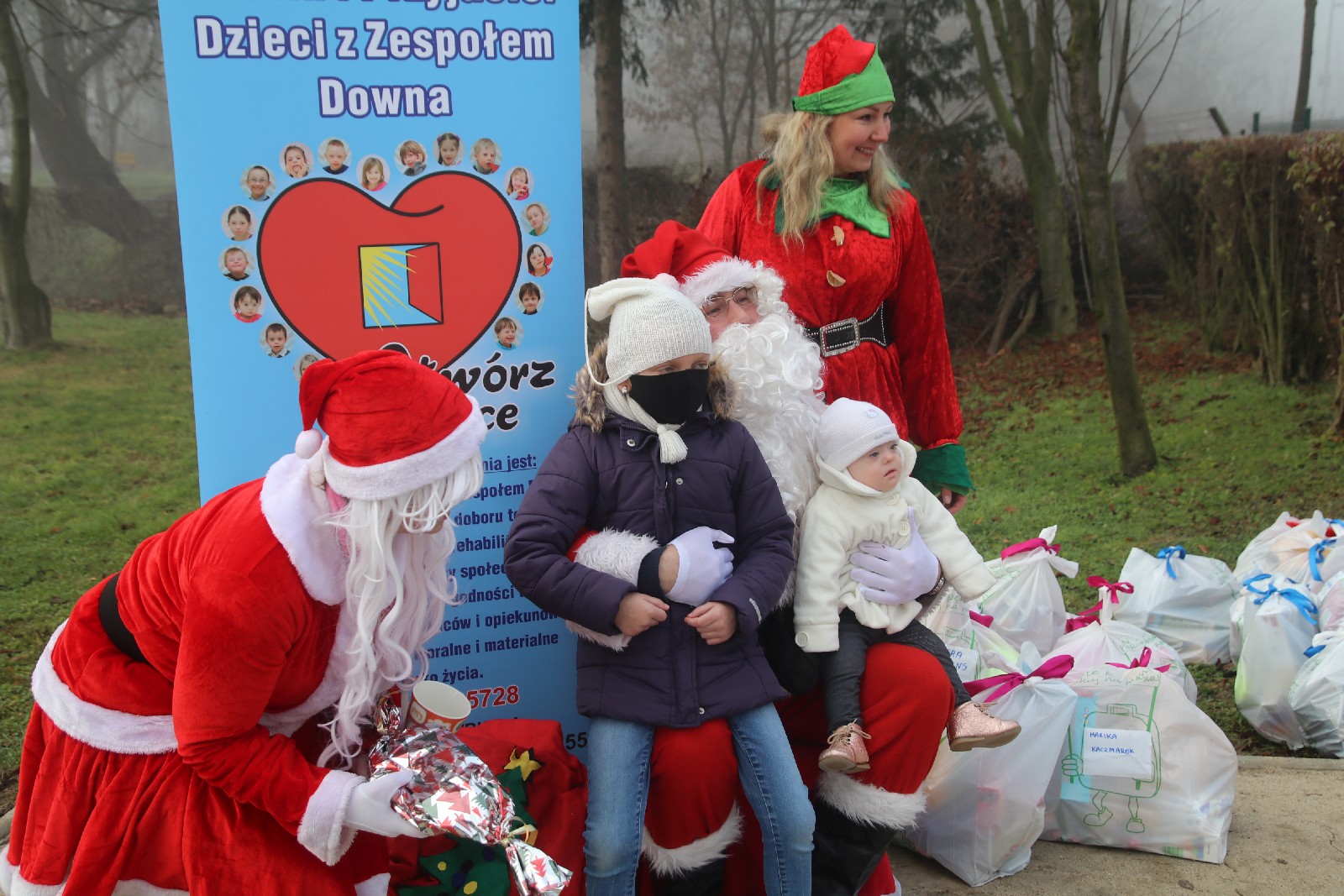 Pandemia nie przeszkodziła mu obdarować dzieci prezentami