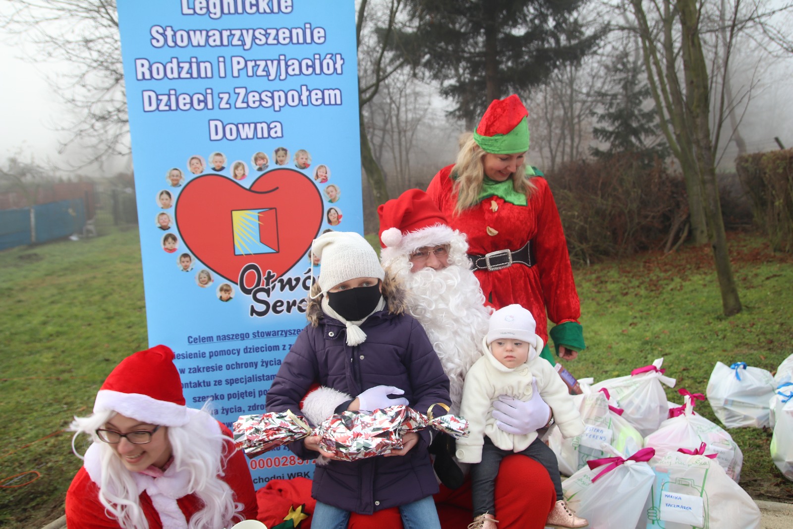 Pandemia nie przeszkodziła mu obdarować dzieci prezentami