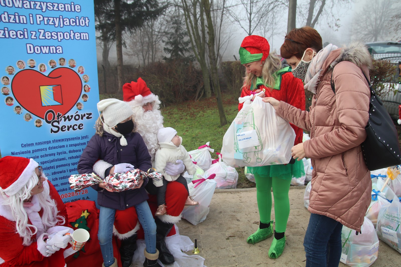 Pandemia nie przeszkodziła mu obdarować dzieci prezentami