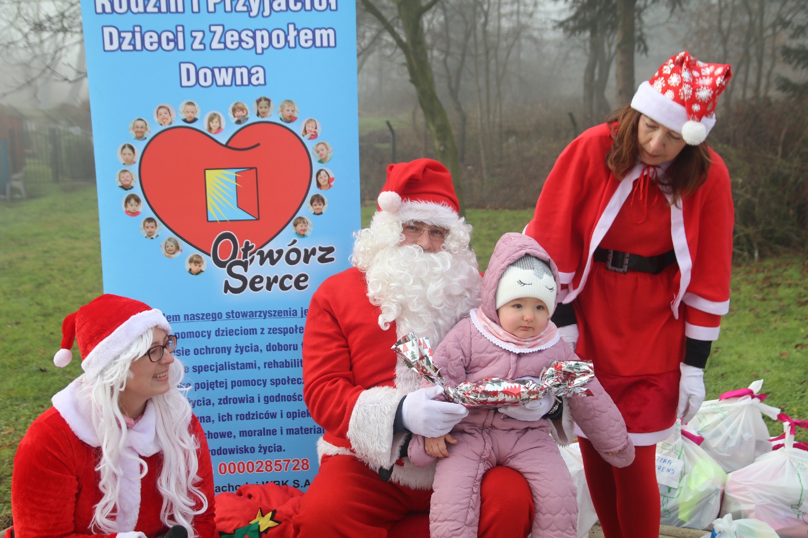 Pandemia nie przeszkodziła mu obdarować dzieci prezentami