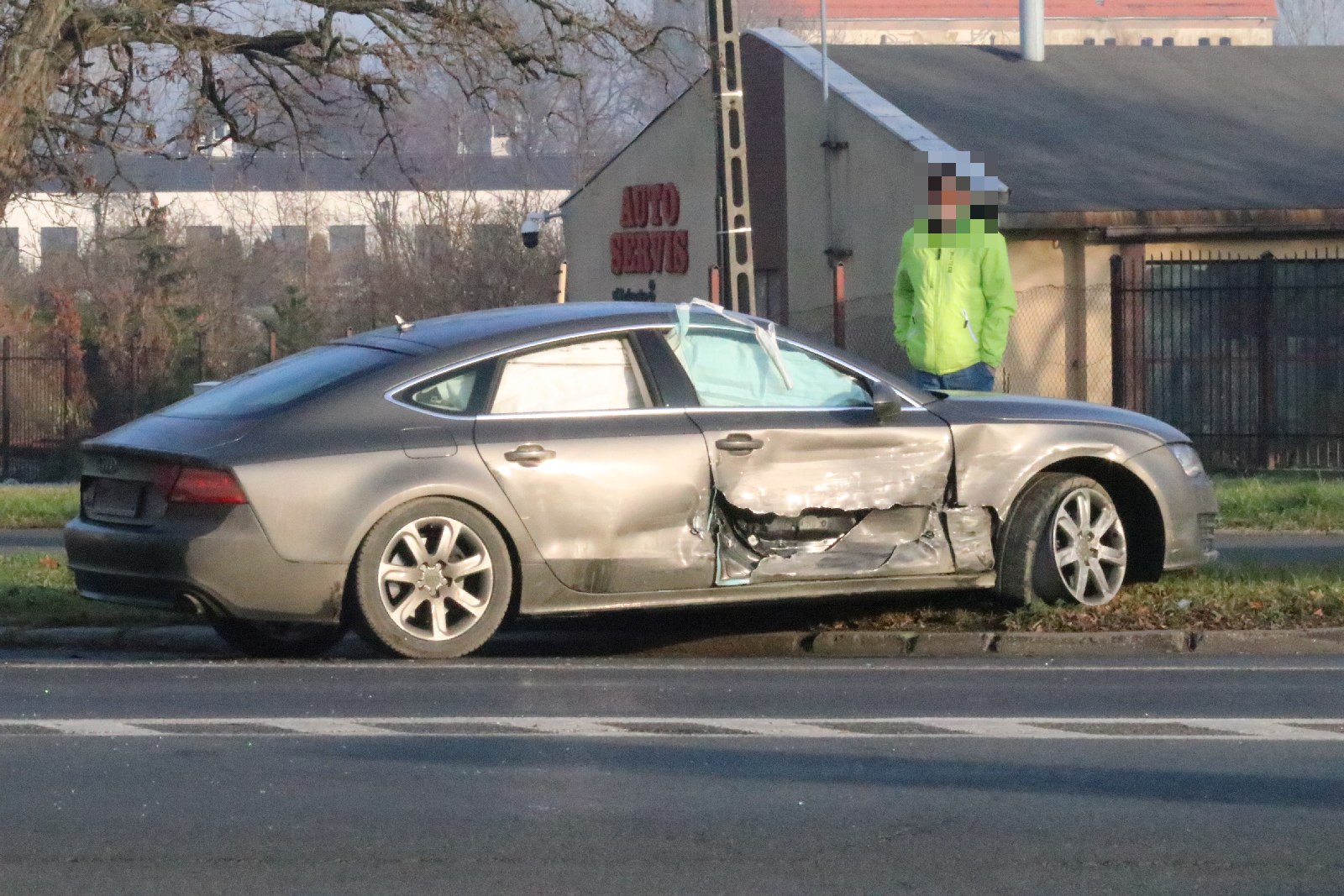 Kierujący Audi wjechał na skrzyżowanie na czerwnym świetle	