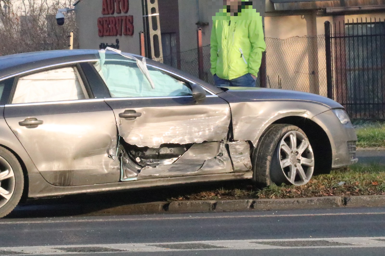Kierujący Audi wjechał na skrzyżowanie na czerwnym świetle	