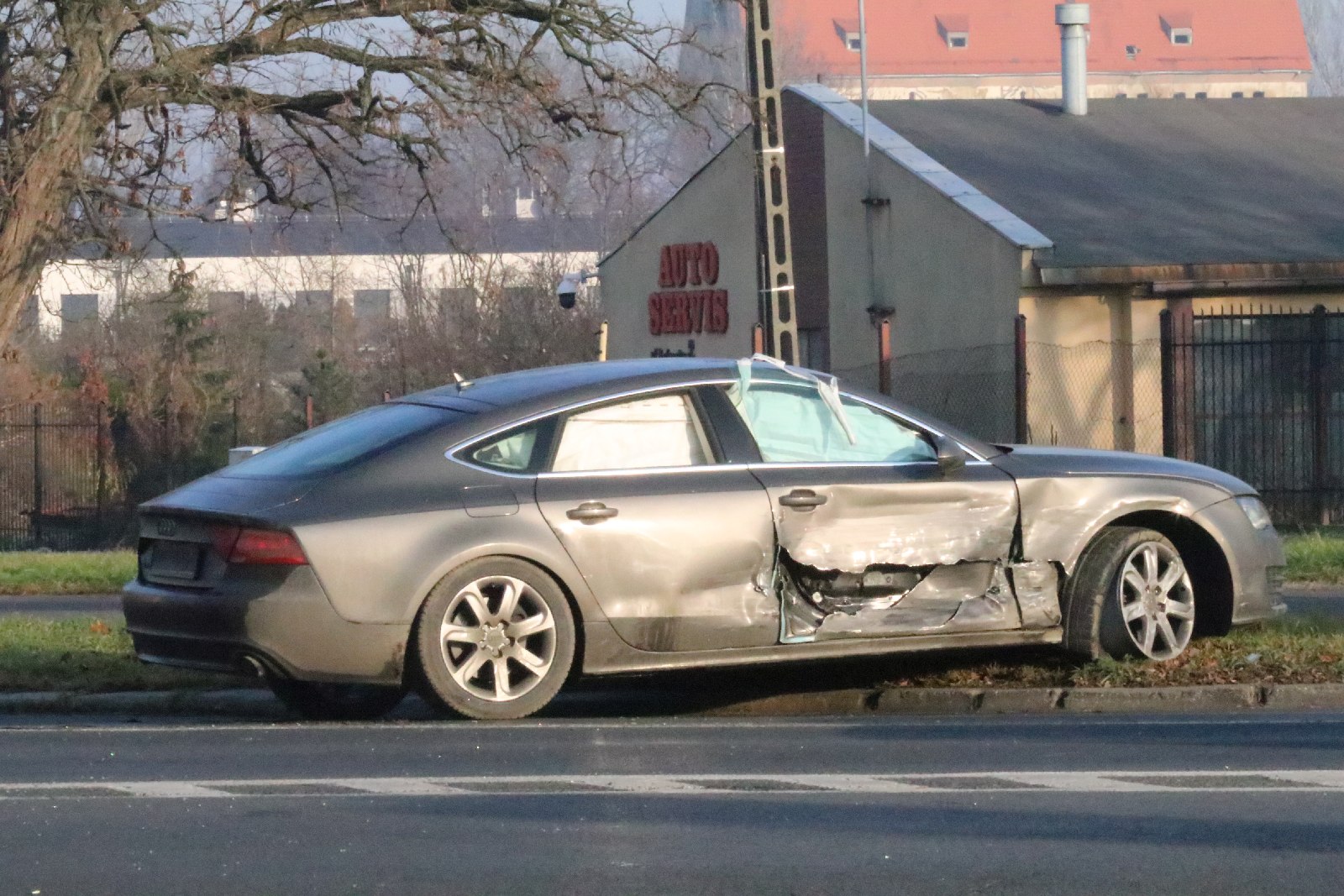 Kierujący Audi wjechał na skrzyżowanie na czerwnym świetle	