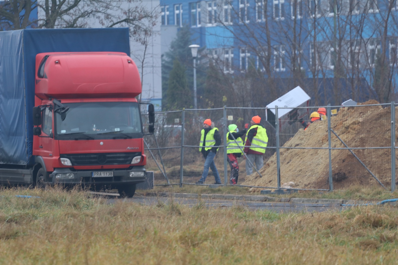 Pierwsze moduły szpitala covidowego już w miejscu przeznaczenia