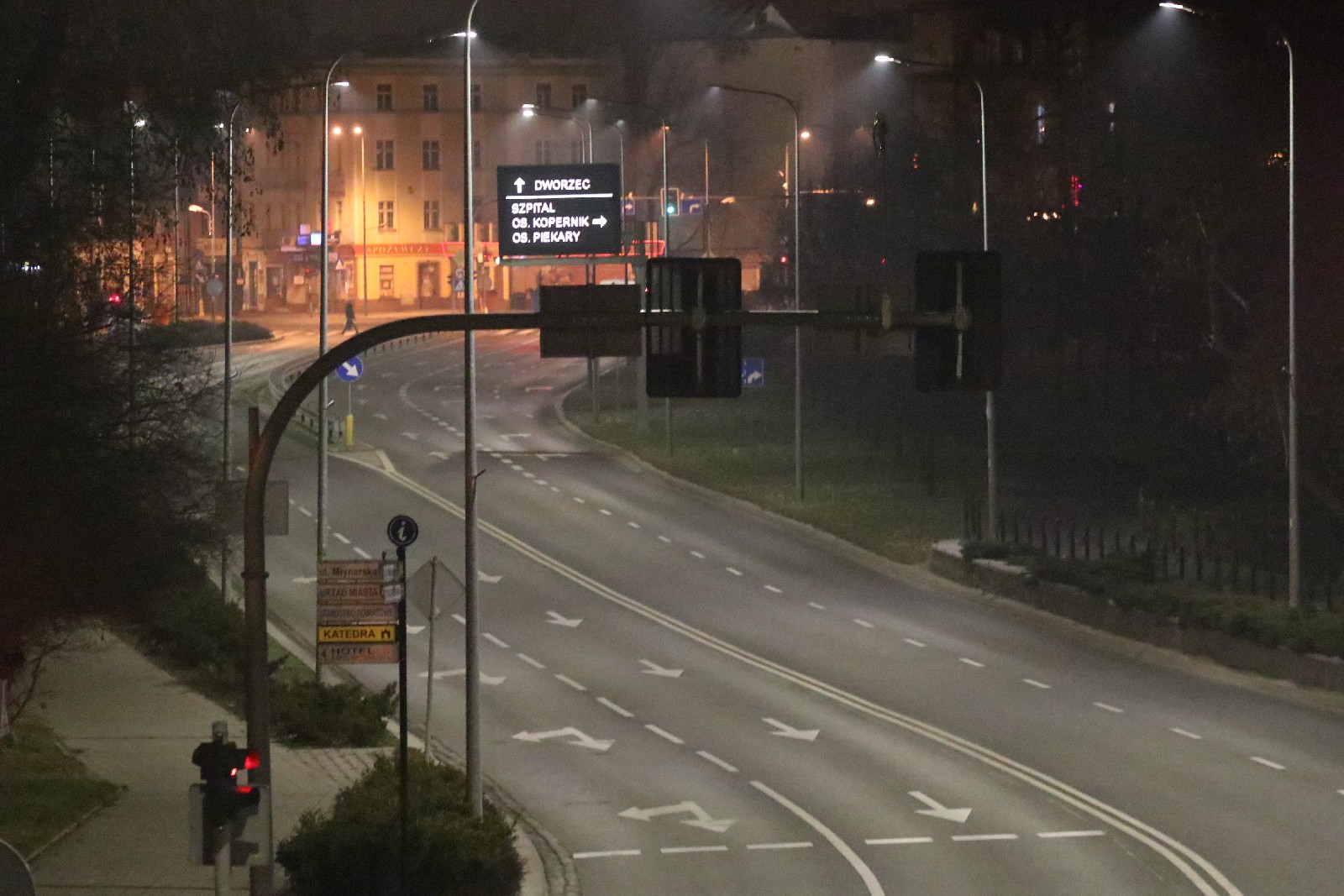 Legnica po godzinie 19 opustoszała. Pojedyncze osoby na mieście