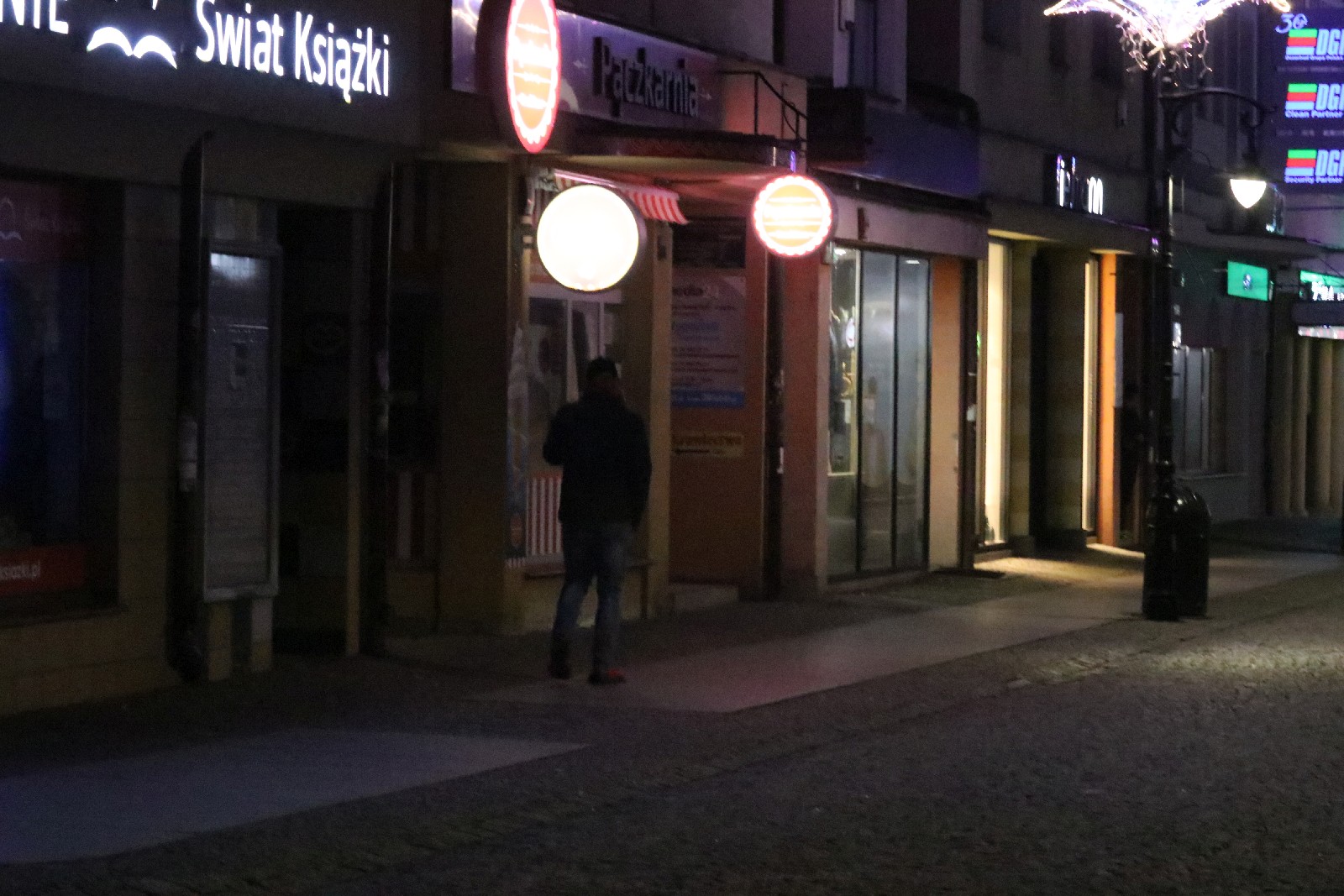 Legnica po godzinie 19 opustoszała. Pojedyncze osoby na mieście