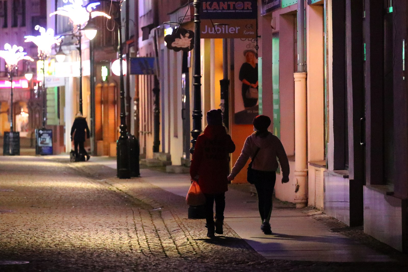 Legnica po godzinie 19 opustoszała. Pojedyncze osoby na mieście
