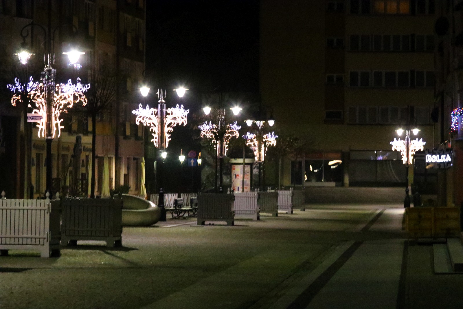 Legnica po godzinie 19 opustoszała. Pojedyncze osoby na mieście