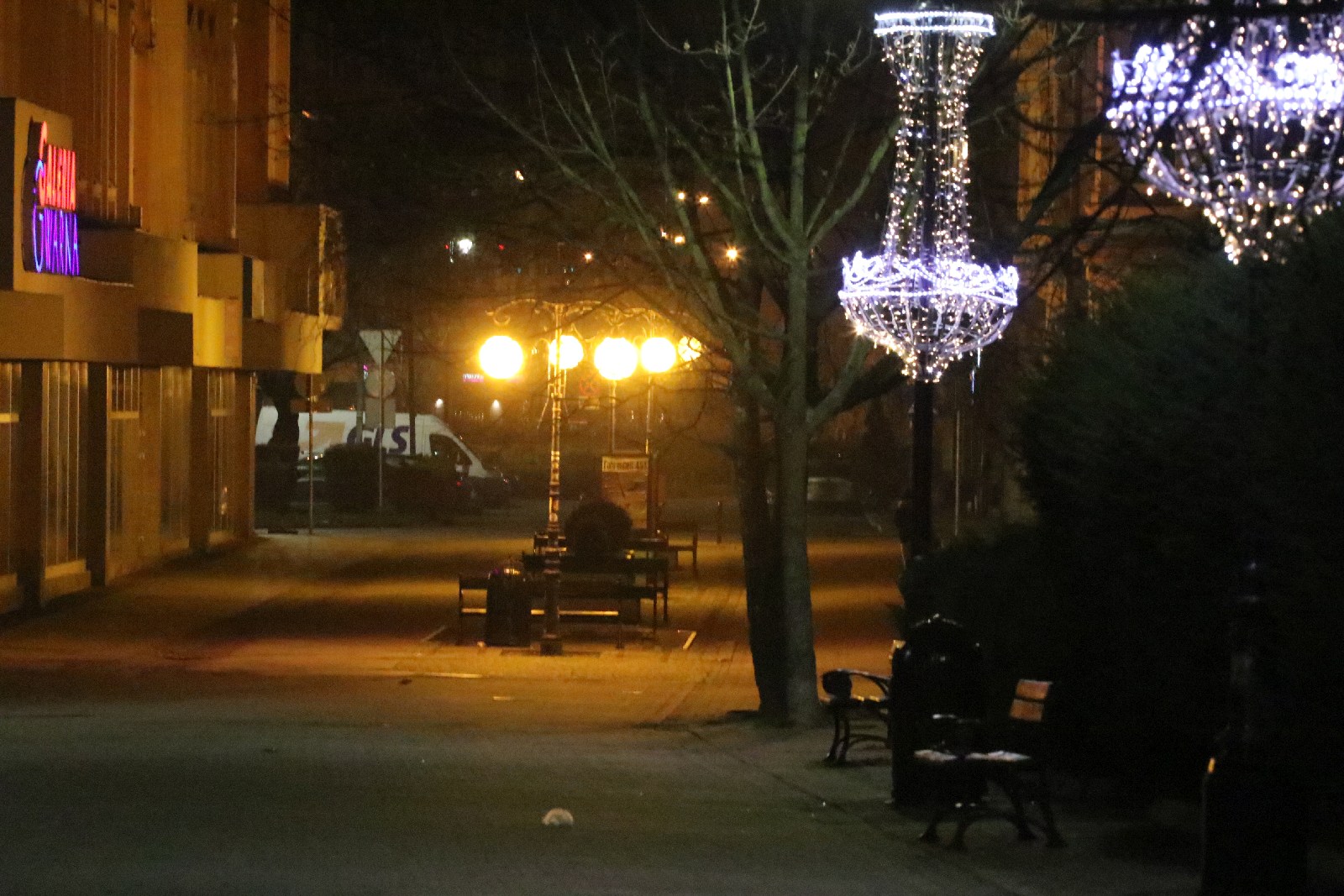 Legnica po godzinie 19 opustoszała. Pojedyncze osoby na mieście