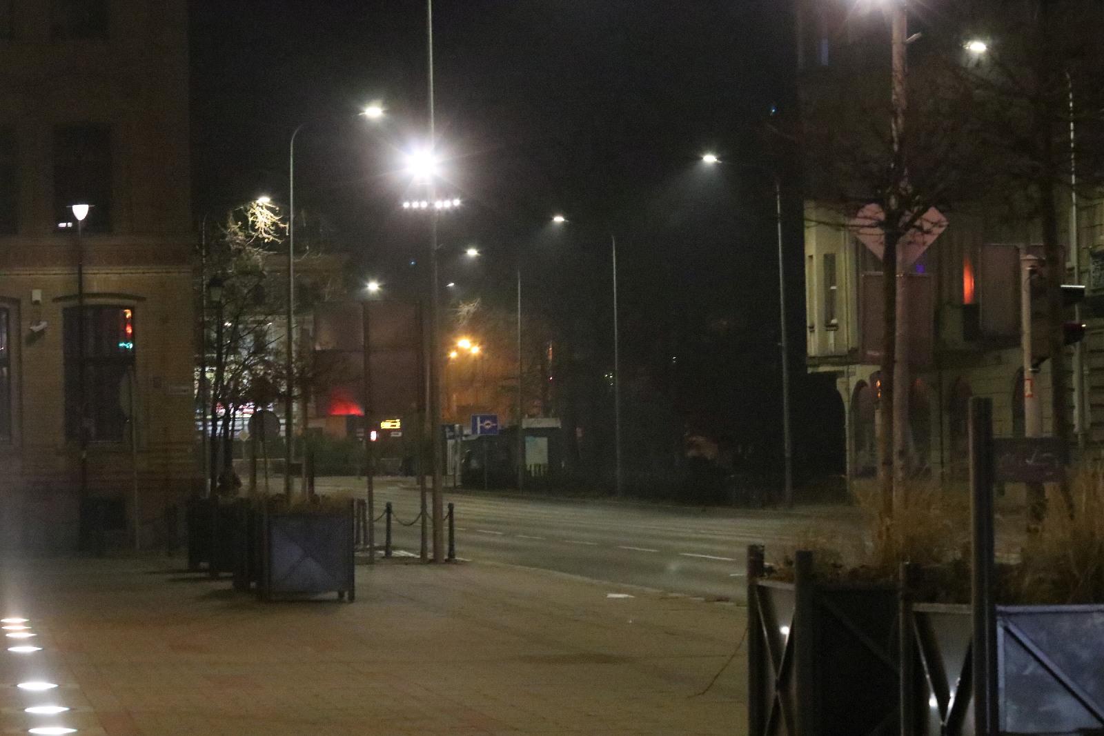 Legnica po godzinie 19 opustoszała. Pojedyncze osoby na mieście