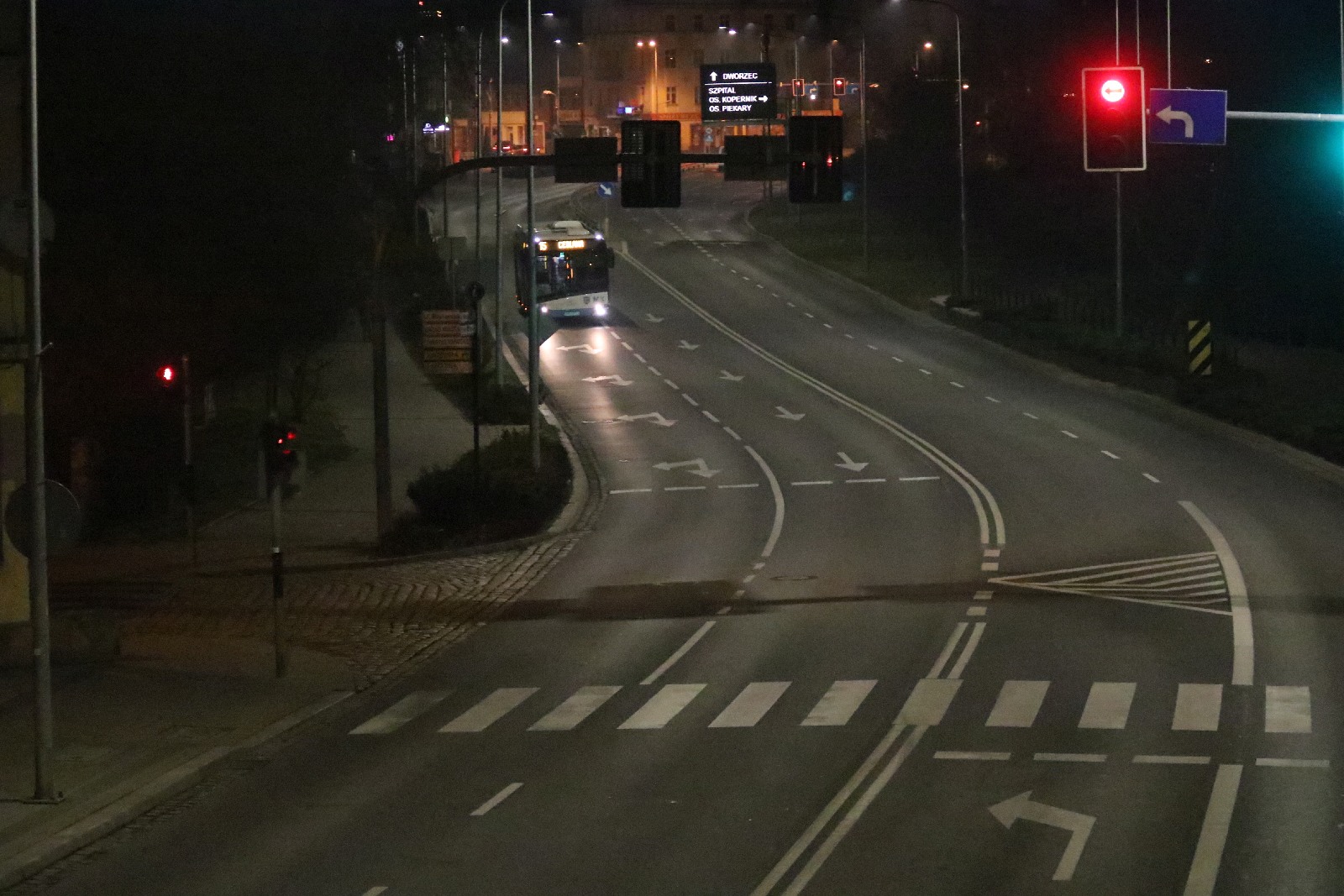 Legnica po godzinie 19 opustoszała. Pojedyncze osoby na mieście