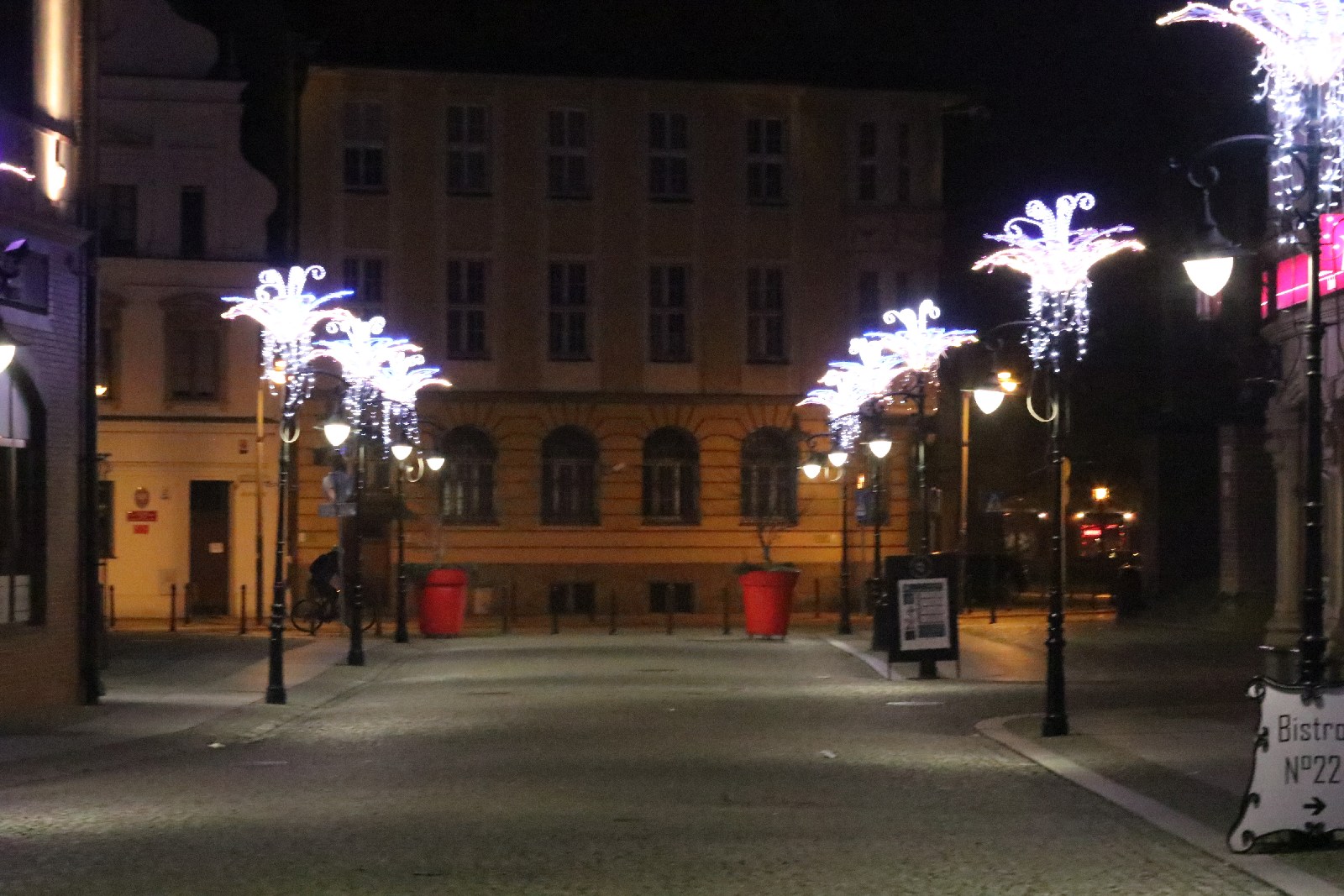 Legnica po godzinie 19 opustoszała. Pojedyncze osoby na mieście