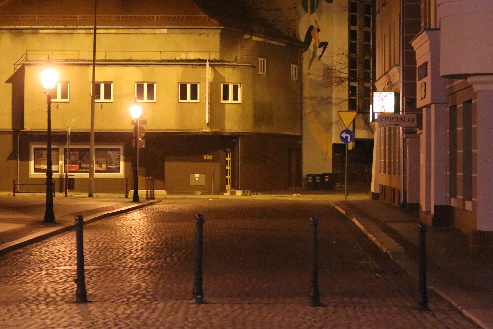 Legnica po godzinie 19 opustoszała. Pojedyncze osoby na mieście
