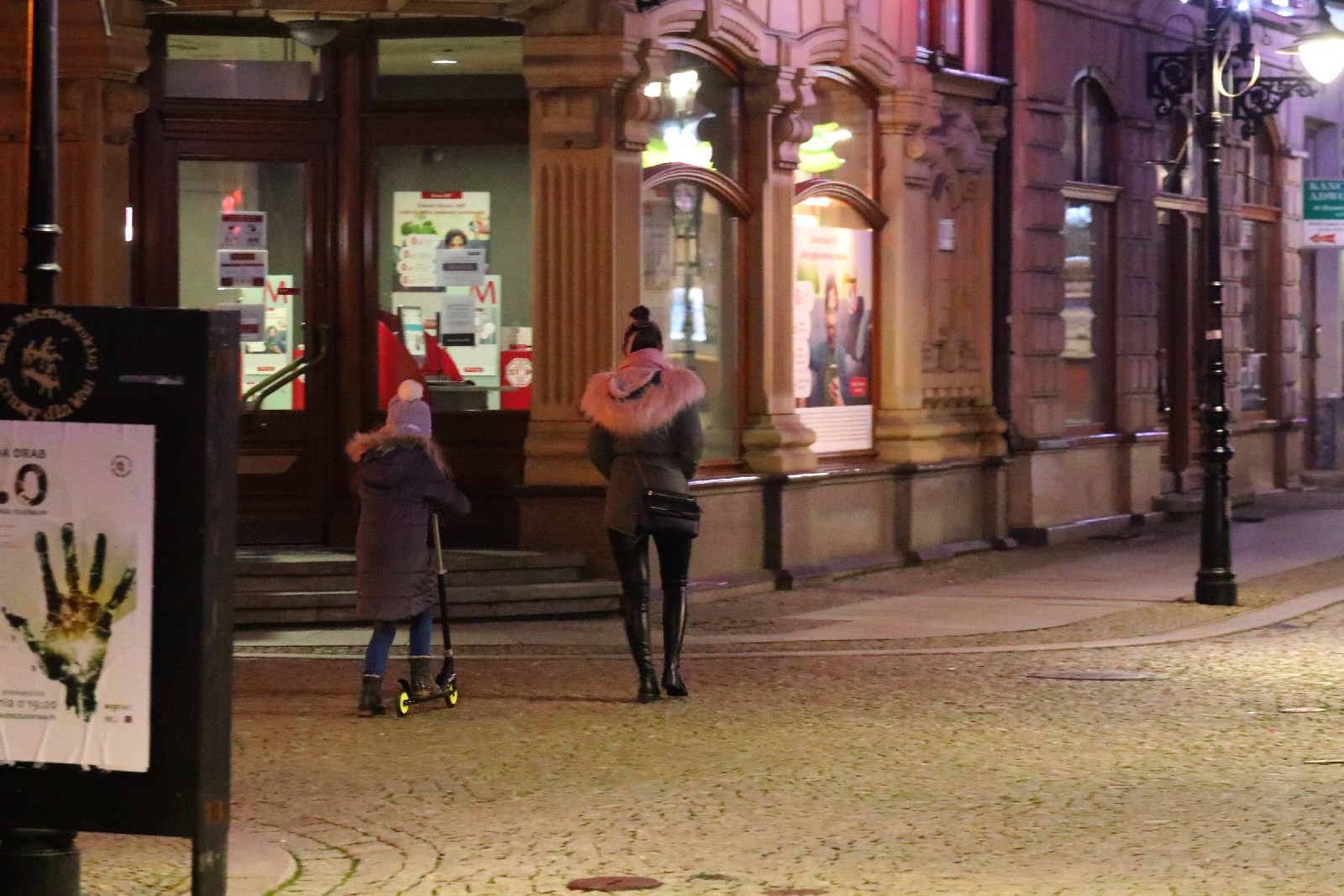 Legnica po godzinie 19 opustoszała. Pojedyncze osoby na mieście