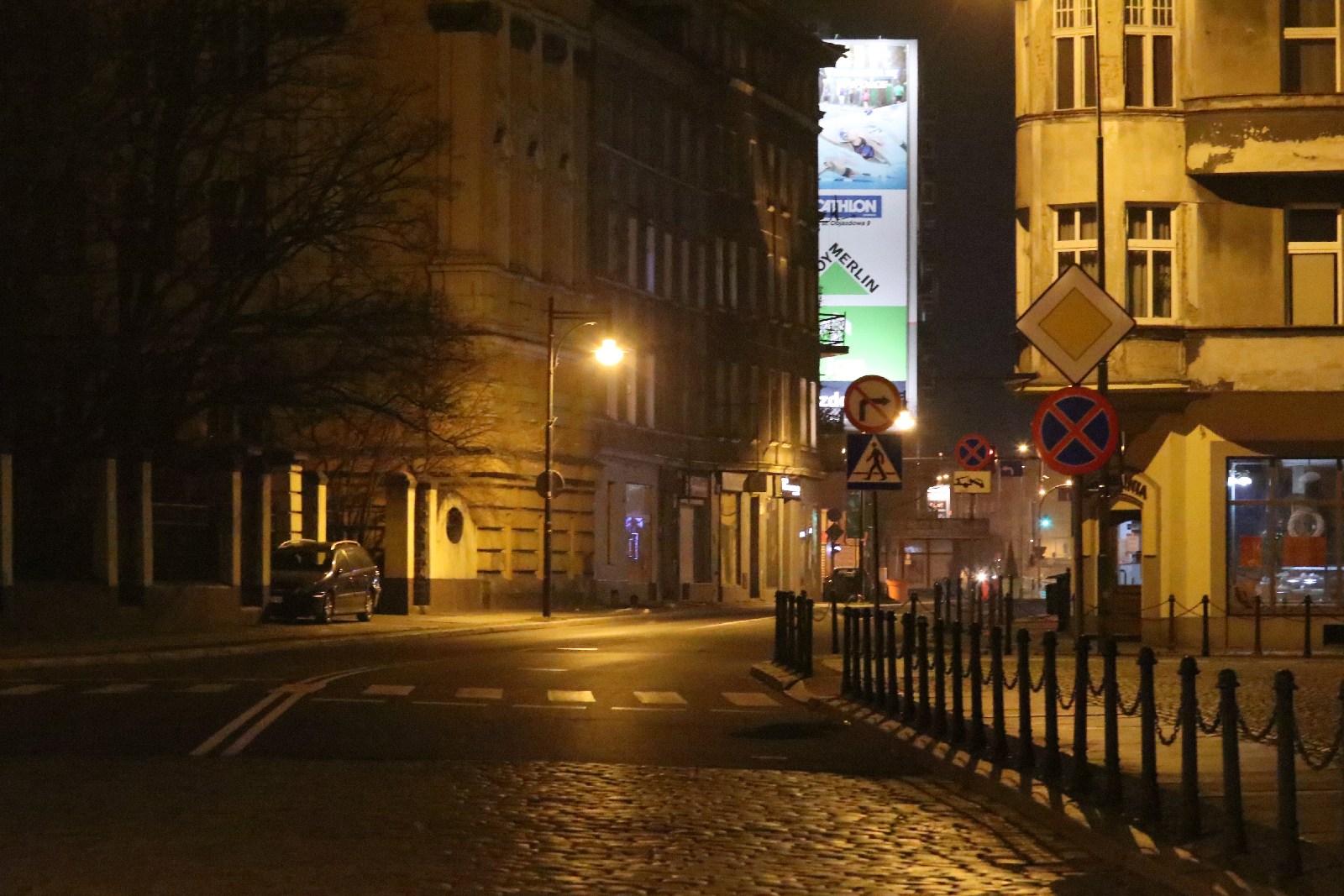 Legnica po godzinie 19 opustoszała. Pojedyncze osoby na mieście