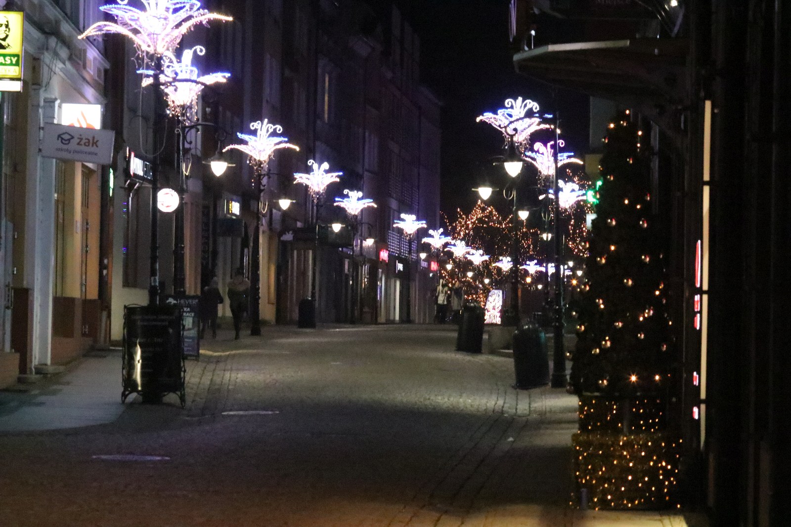 Legnica po godzinie 19 opustoszała. Pojedyncze osoby na mieście