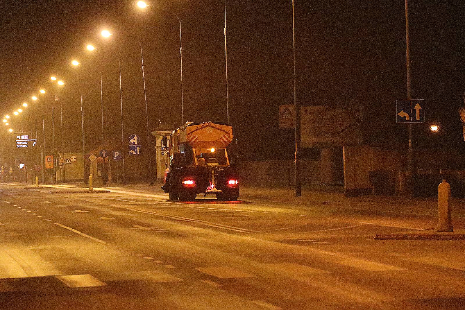 Legnica po godzinie 19 opustoszała. Pojedyncze osoby na mieście